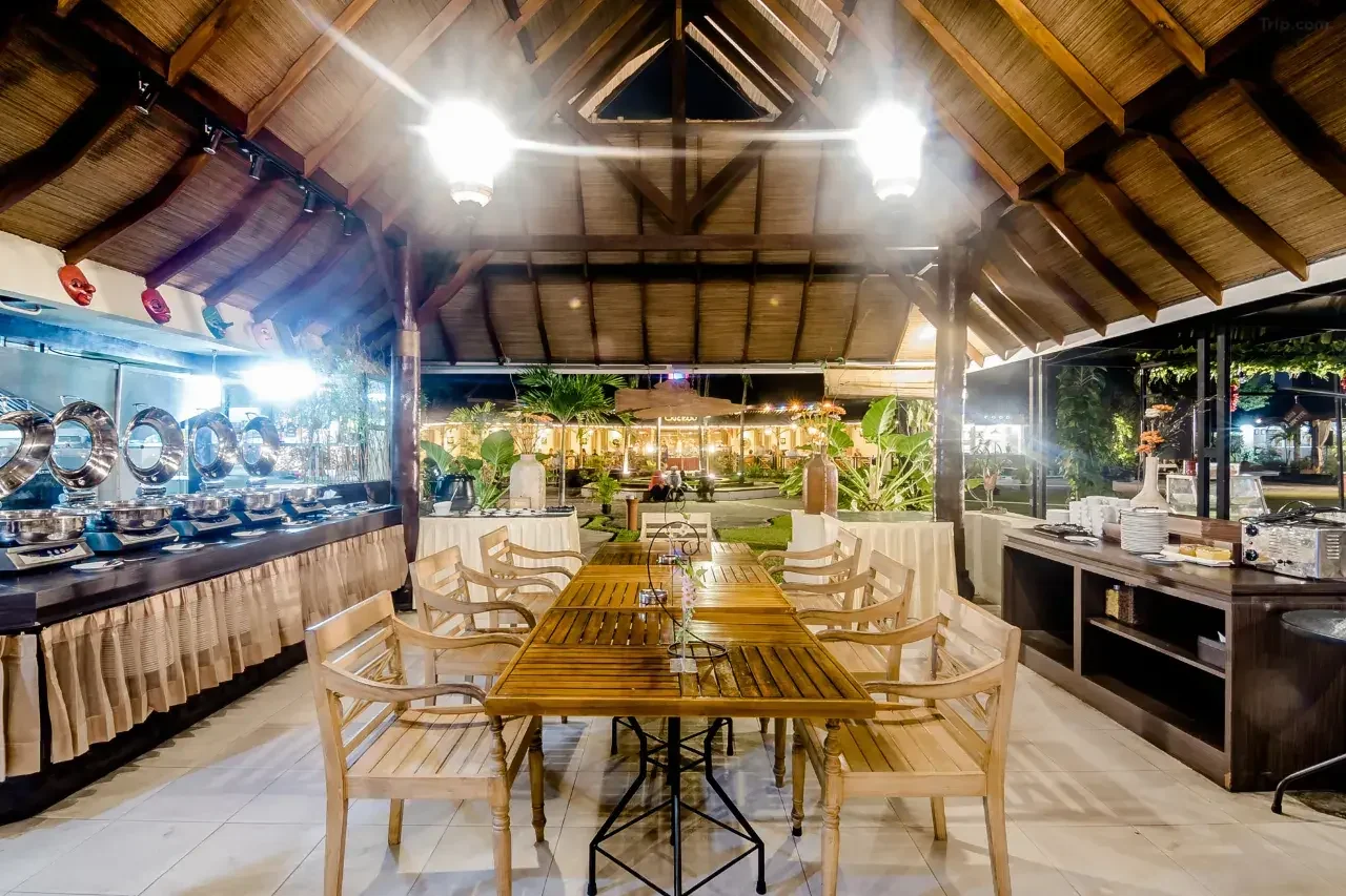 Timber roof and dining tables at Gazebo Shinta