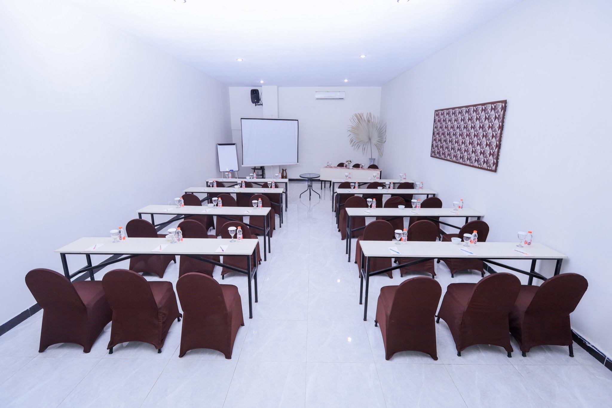 Arafah meeting room arranged with classroom seating and a presentation screen