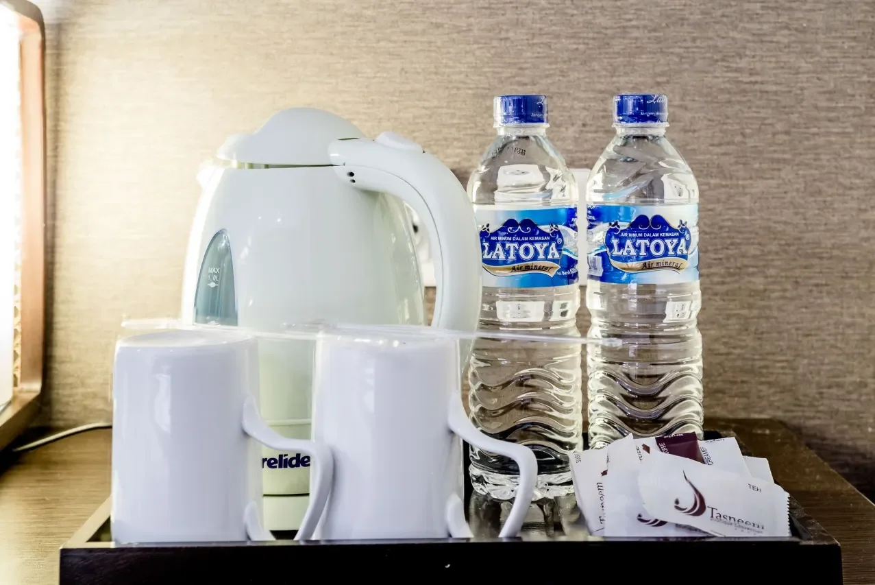 Tea and coffee amenities in a Tasneem hotel room
