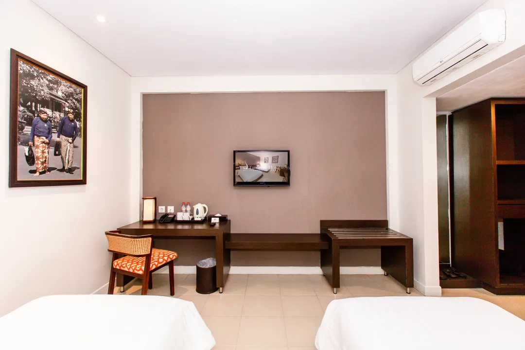 Twin room with a desk, tea facilities and luggage bench