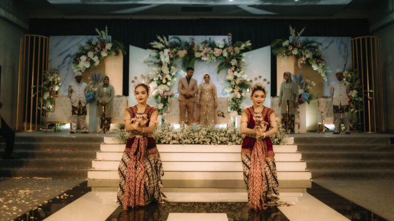 Ballroom-Pernikahan-Tasneem-Hotel-768x432-1.jpg
