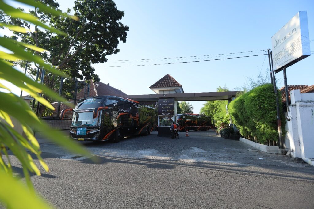 bus lava tour dari tasneem hotel