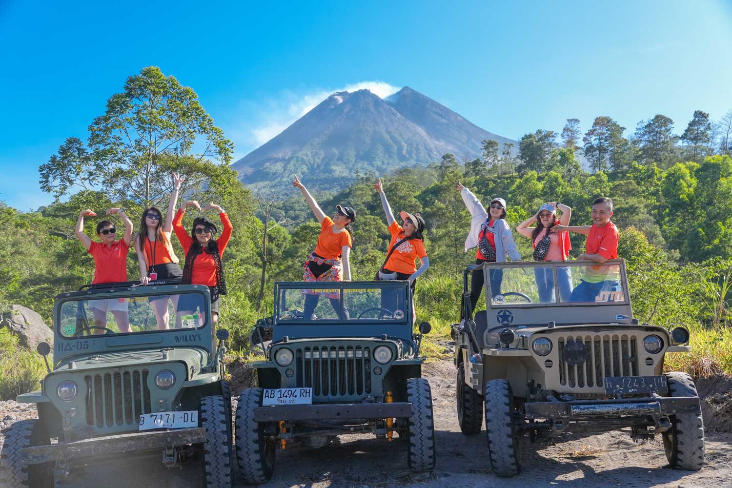 lava tour grup photo background gunung merapi